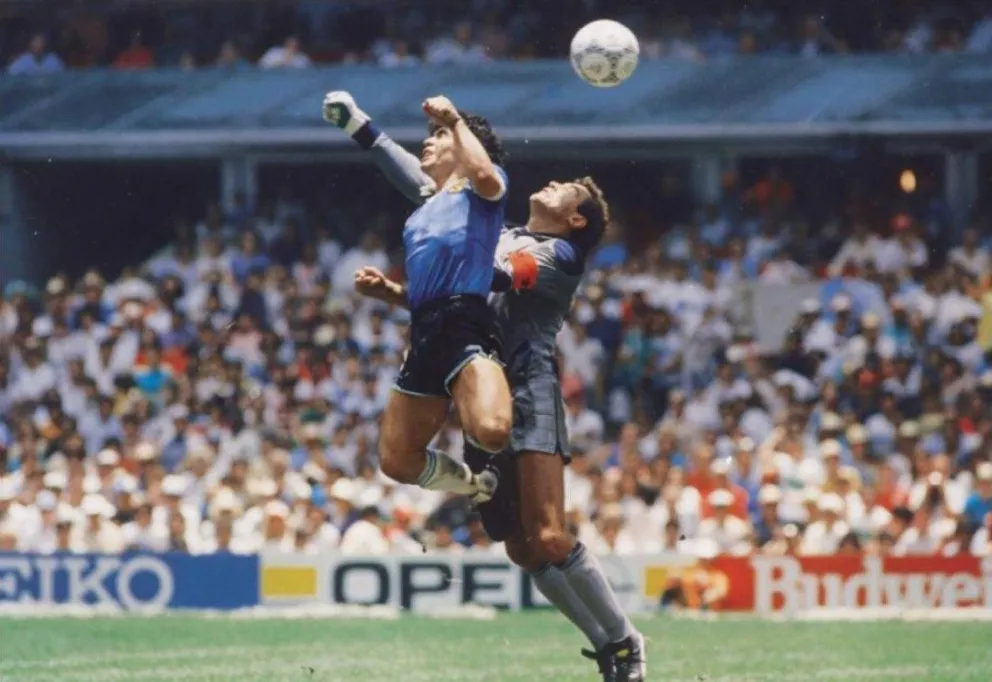 Diego Maradona convierte con la mano el gol a los ingleses en el Mundial de 1986. Foto: El Gráfico