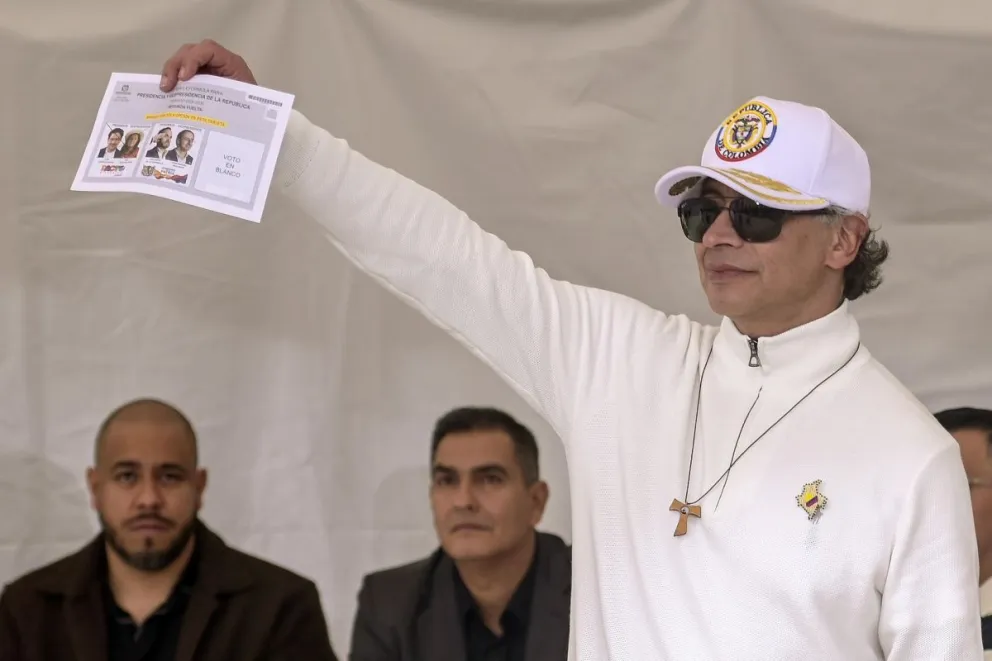 El presidente de Colombia, Gustavo Petro, muestra su voto en la segunda vuelta de las elecciones presidenciales este domingo, que elegirá a quien gobernará al país en el periodo 2026-2030, en Bogotá (Colombia). EFE