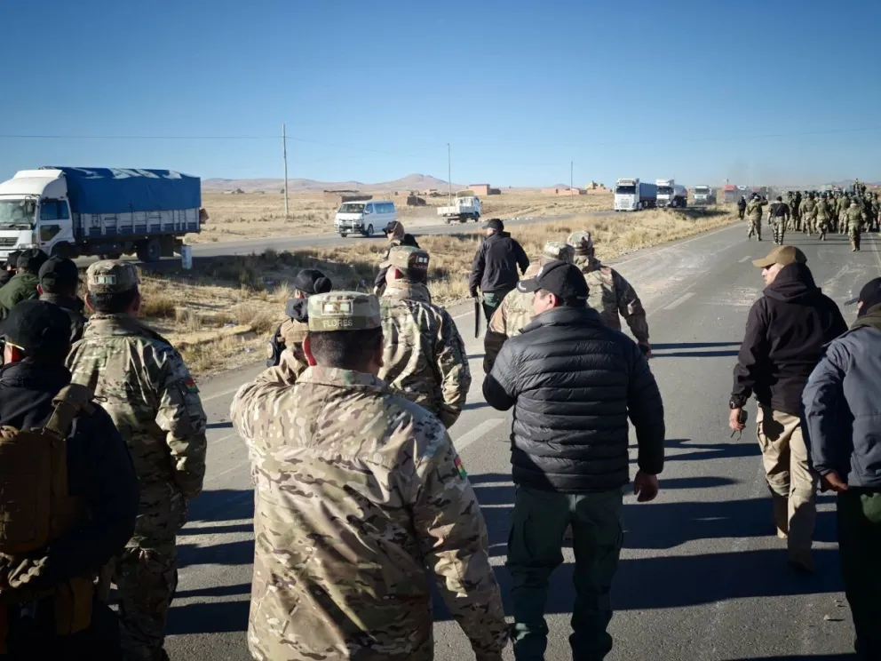 Efectivos militares y policiales trabajan de manera coordinada en el despeje de la carretera, retirando escombros, piedras y otros obstáculos que permanecían sobre la ruta tras más de 50 días de bloqueos. Foto: Ministerio de Defensa