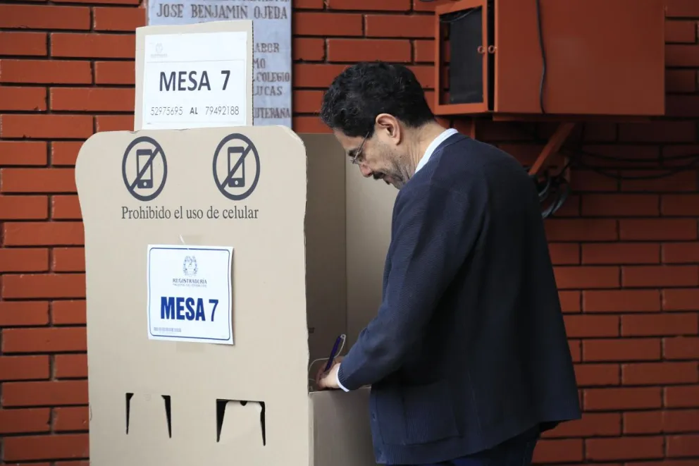 El candidato presidencial del izquierdista Pacto Histórico, Iván Cepeda, vota en la segunda vuelta de las elecciones presidenciales este domingo, que elegirán a quien gobernará a Colombia en el periodo 2026-2030, en Bogotá (Colombia). EFE/ Carlos Ortega