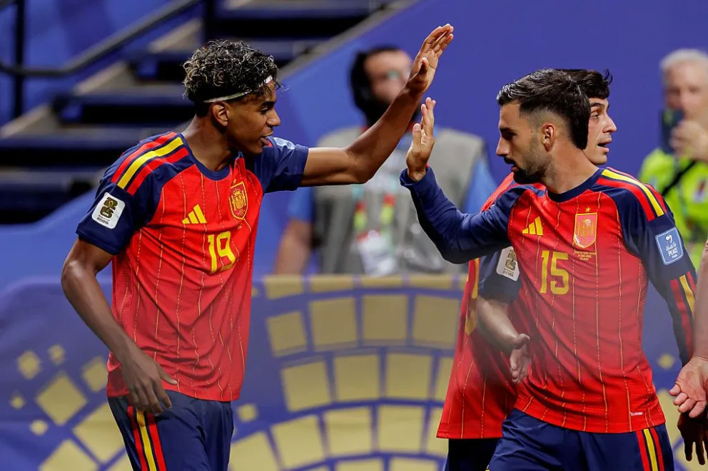 Lamine Yamal (izq.) festeja el primer gol de España con Alex Baena . Crédito: FIFA