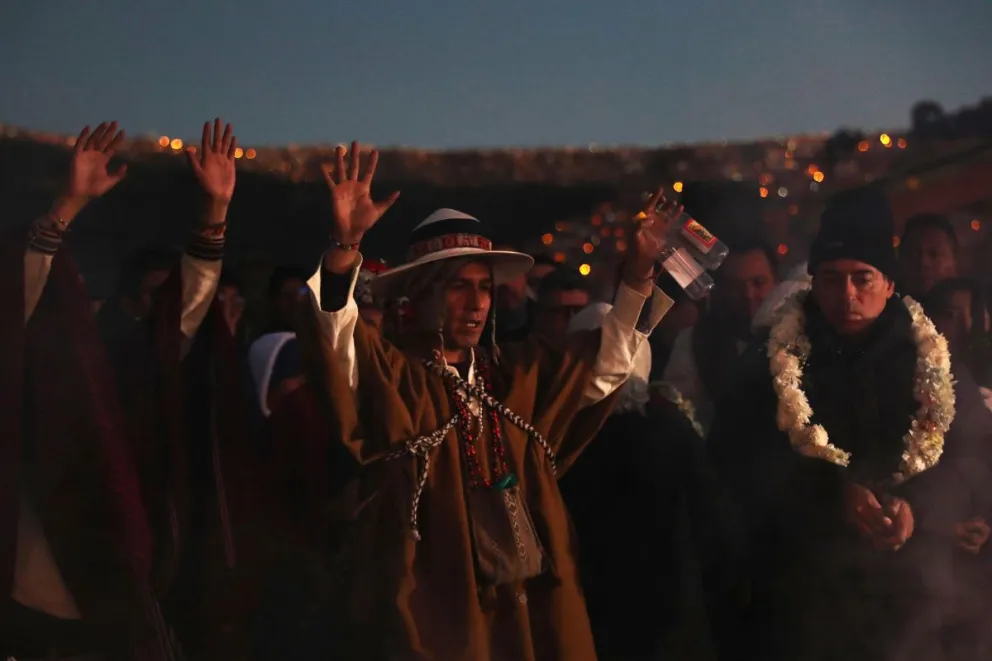 Un grupo de aimaras participan en la fiesta del retorno del sol, 'Willka Kuti', 5534 o Año Nuevo Andino este domingo, en La Paz (Bolivia). EFE/Luis Gandarillas