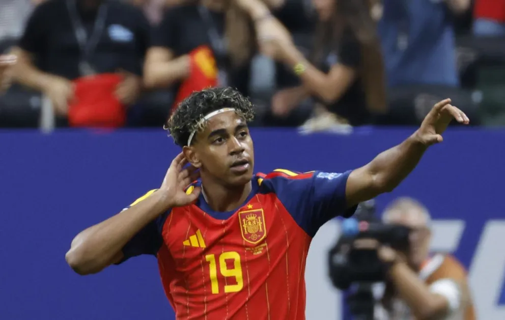 El delantero de la selección española Lamine Yamal celebra el primer gol del partido frente a Arabia Saudita. Foto: EFE
