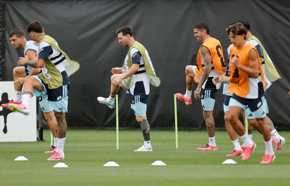 Jugadores argentinos durante el entrenamiento de ese domingo en Dallas. Foto: EFE