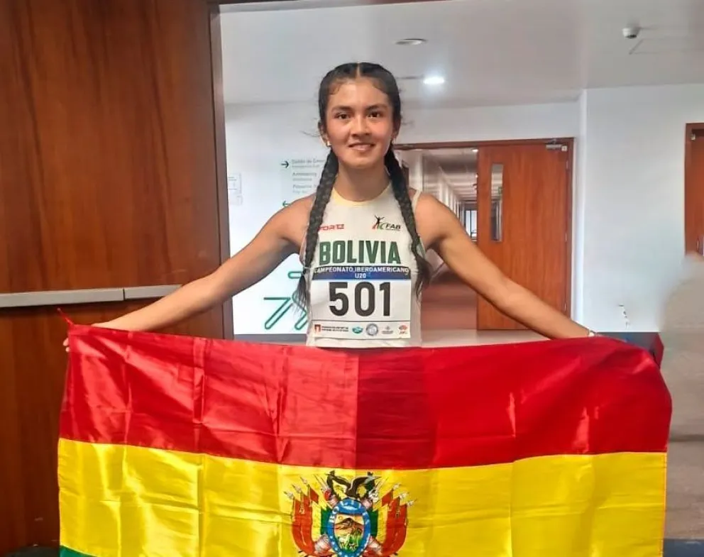 Nelci Rojas con la tricolor nacional tras ganar plata en su prueba. Foto: FAB.