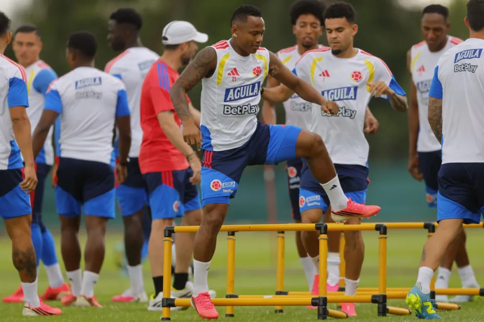 Jaminton Campaz, en primer plano, durante el entrenamiento que el combinado colombiano realizó en la Academia Atla. Foto: EFE