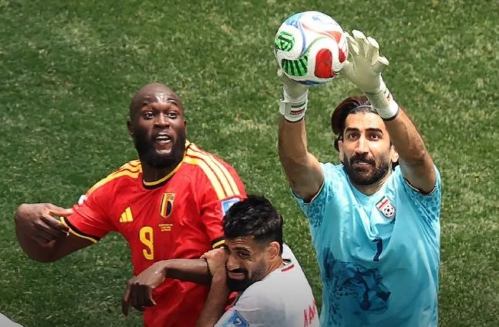 Incidencia entre Bélgica (de rojo) e Irán. Foto: FIFA.