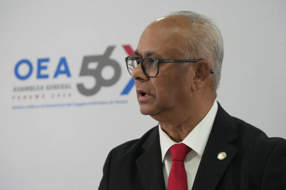 El secretario general de la Organización de los Estados Americanos (OEA), Albert R. Ramdin, habla en una rueda de prensa previa a la 56 Asamblea General de la OEA este domingo, en Ciudad de Panamá (Panamá). EFE