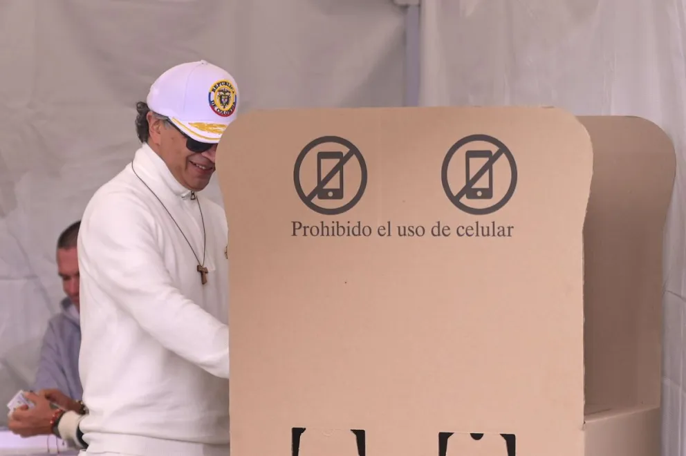 El presidente de Colombia, Gustavo Petro, marca su voto en la segunda vuelta de las elecciones presidenciales este domingo, que elegirá quien gobernará a Colombia en el periodo 2026-2030, en Bogotá (Colombia). EFE/ Natalia Pedraza