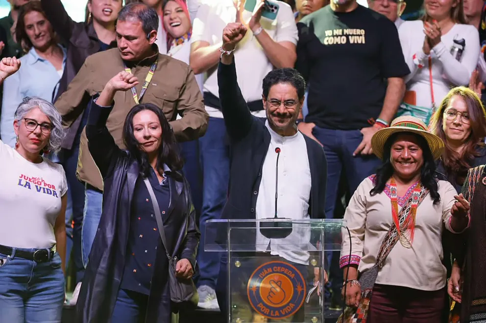 El candidato a la Presidencia de Colombia, el izquierdista Iván Cepeda (c), pronuncia un discurso luego de conocer el conteo preliminar que le da una ventaja al ultraderechista Abelardo de la Espriella en la segunda vuelta, en Bogotá (Colombia). EFE