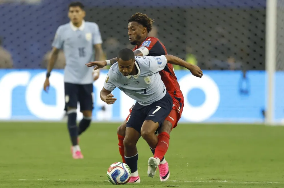 Nicolás de la Cruz, de Uruguay, protege la pelota de la marca de Ryan Mendes, de Cabo Verde. Foto: EFE