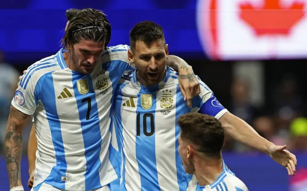 De Paul y Messi celebran un triunfo de la Albiceleste en las eliminatorias. Foto: TDN