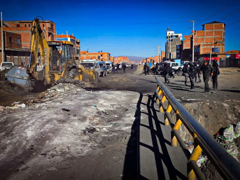 Policía realiza el desbloqueo de uno de los puntos de cierre en la ciudad de El Alto: Foto: Policía Boliviana