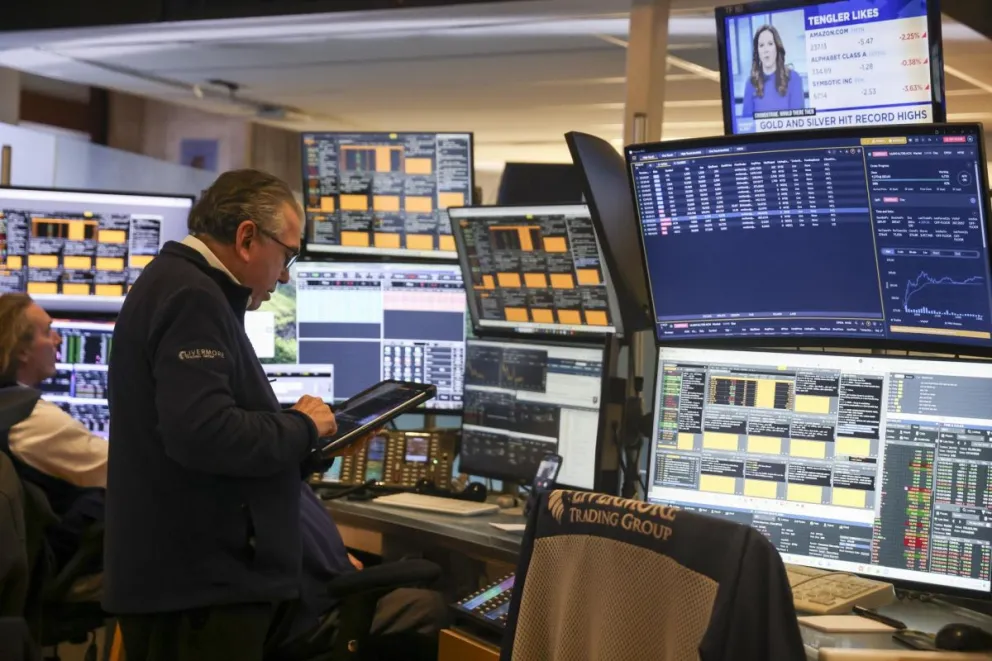 Fotografía de archivo en la que se captó a un par de corredores de la Bolsa de Valores de Nueva York, durante una jornada de intercambio bursátil, en Wall Street (NY, EE.UU.). Foto: EFE