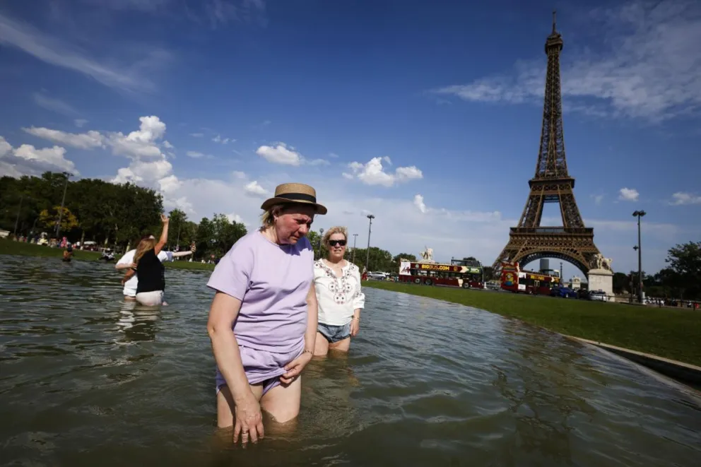 La gente se refresca en la fuente del Trocadero en París, el pasado sábado. Foto: EFE