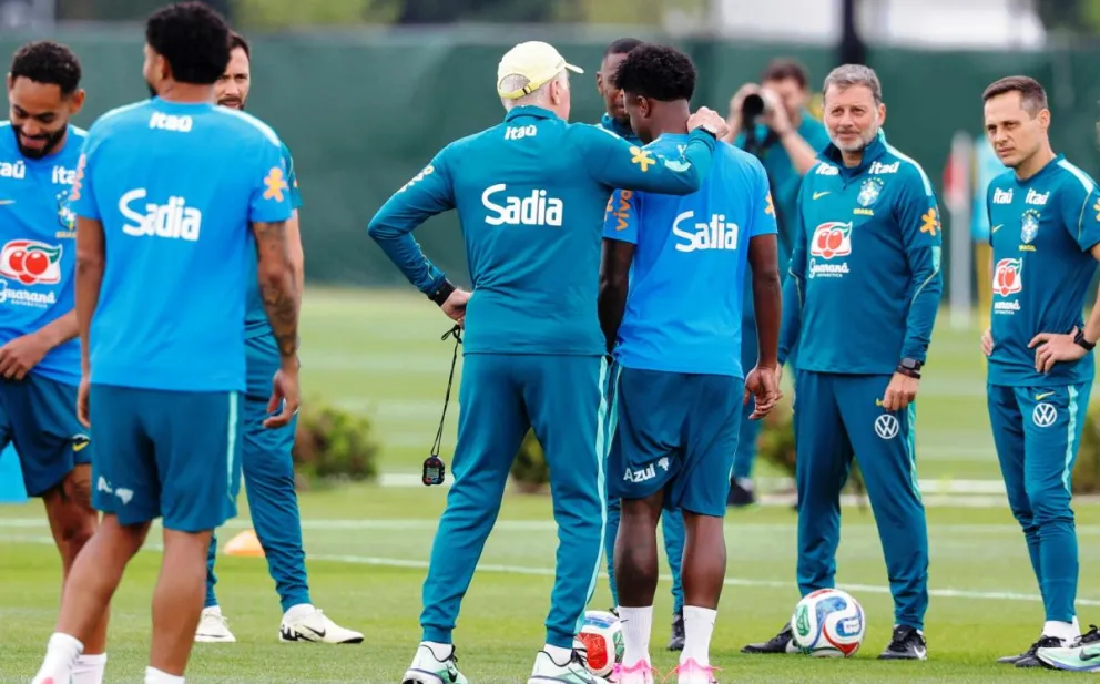 El seleccionador de Brasil, Carlo Ancelotti (c i), conversa con Vini Jr. durante un entrenamiento en New Jersey. Foto: EFE