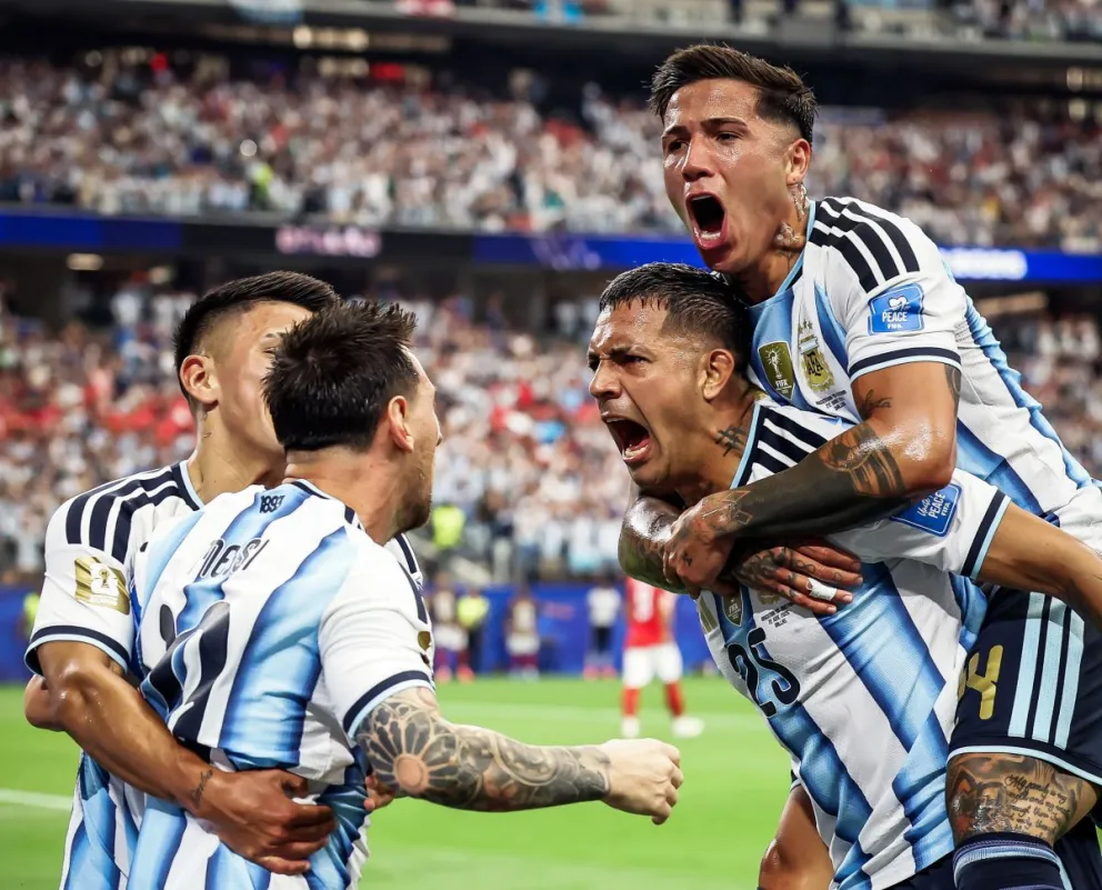 Messi a la izquierda, celebra el gol 17 con el que se convirtió en el máximo anotador de los mundiales. Foto: BR