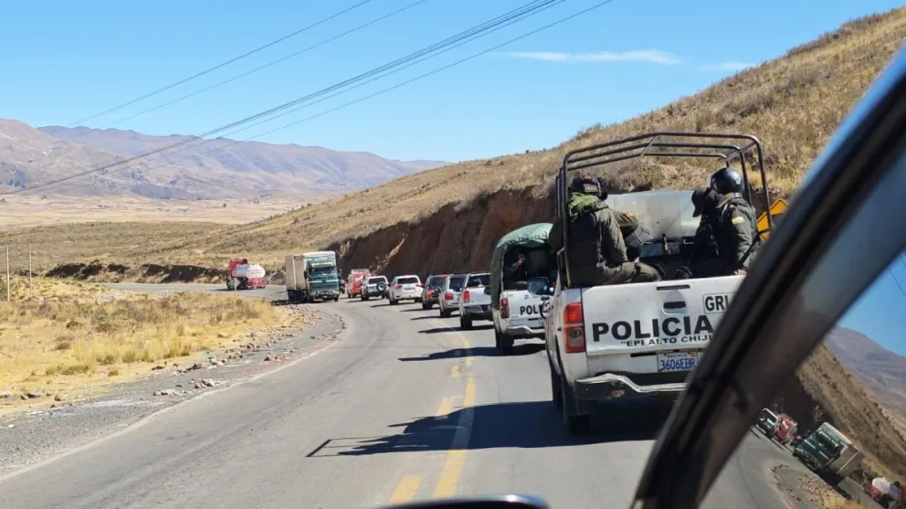 La carretera La Paz–Desaguadero quedó completamente expedita tras más de 50 días de bloqueos. Foto: Ministerio de Defensa