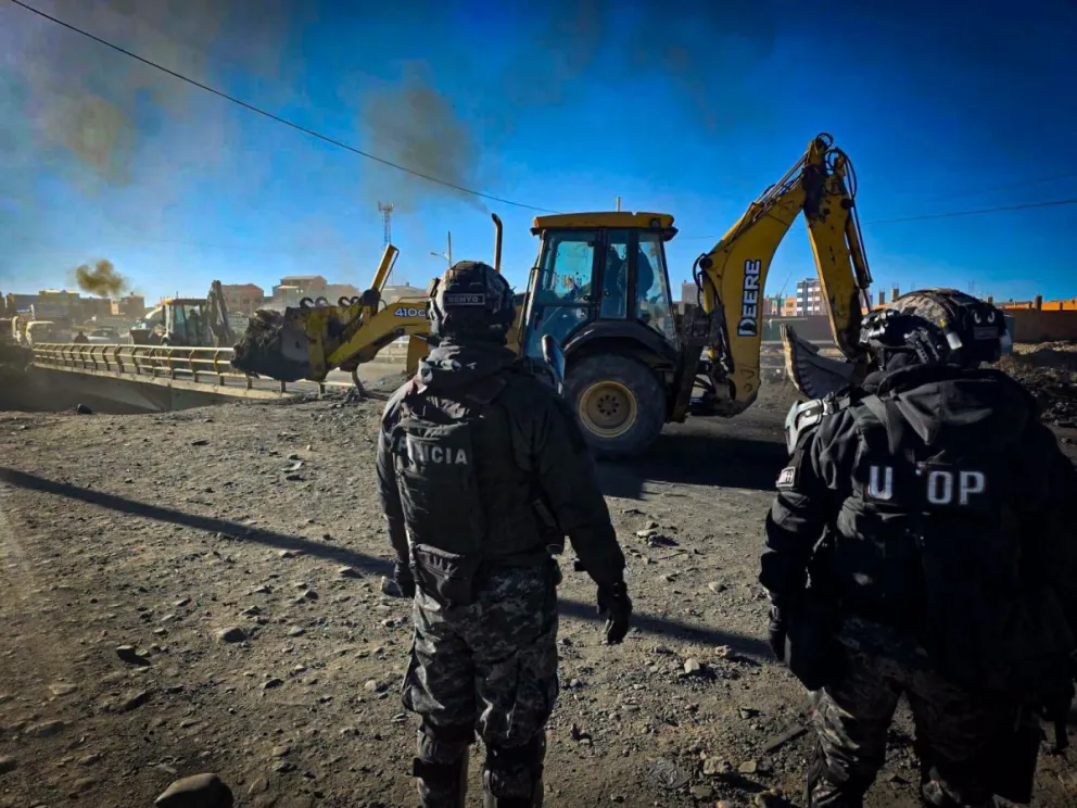 Policías realizaron el desbloqueo de vías en la ciudad de El Alto. Foto: Policía Boliviana