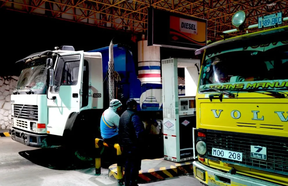 YPFB señaló que trabaja de manera coordinada con las autoridades competentes para restablecer gradualmente la normalidad en el transporte, almacenamiento y distribución de combustibles en el país. Foto: YPFB
