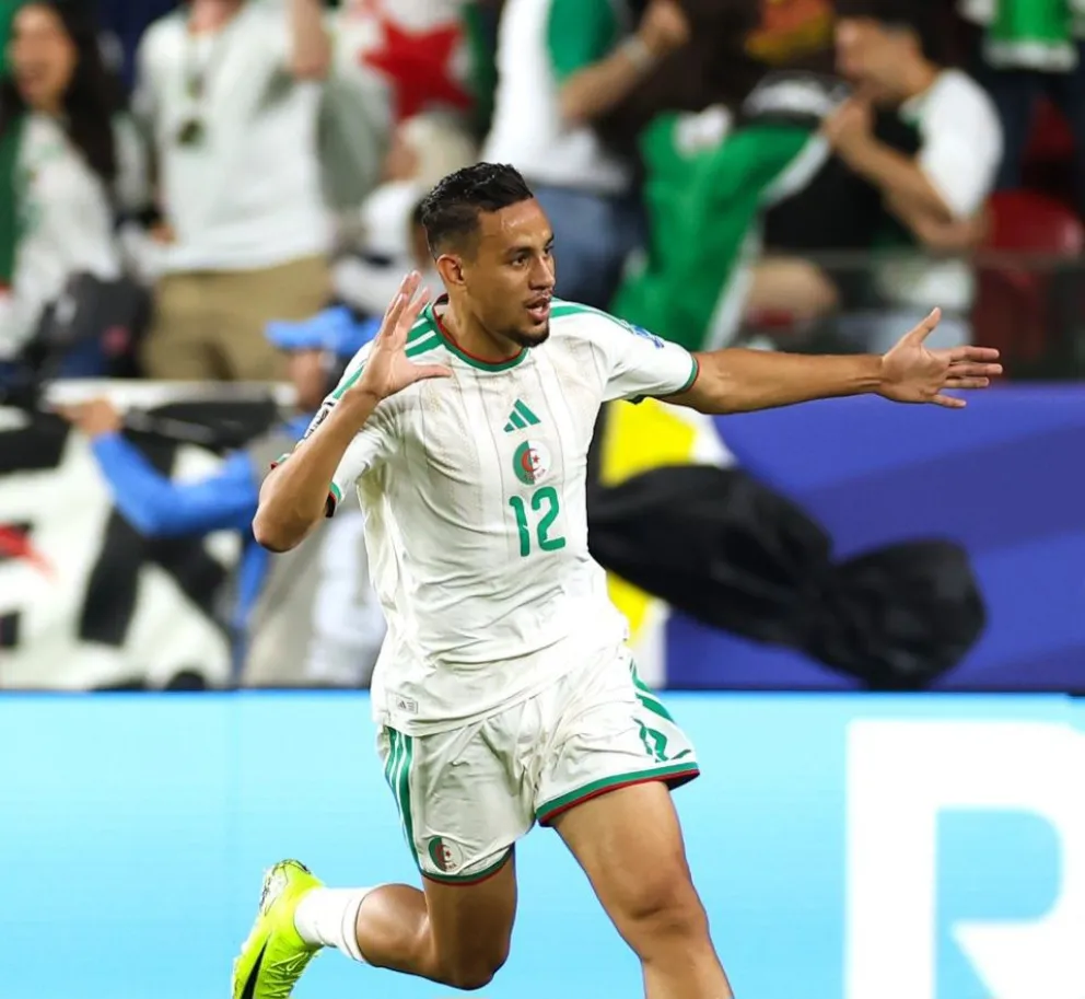 El festejo de Benboubali del seleccionado de Argelia. Foto: BR