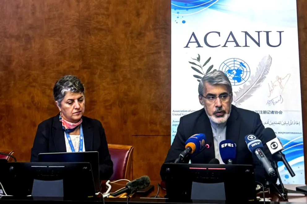 El embajador de Irán ante la ONU en Ginebra, Ali Bahreini (d), atiende a los medios este martes en el marco de las negociaciones técnicas celebradas en Suiza entre las delegaciones de Irán y Estados Unidos. Foto: EFE