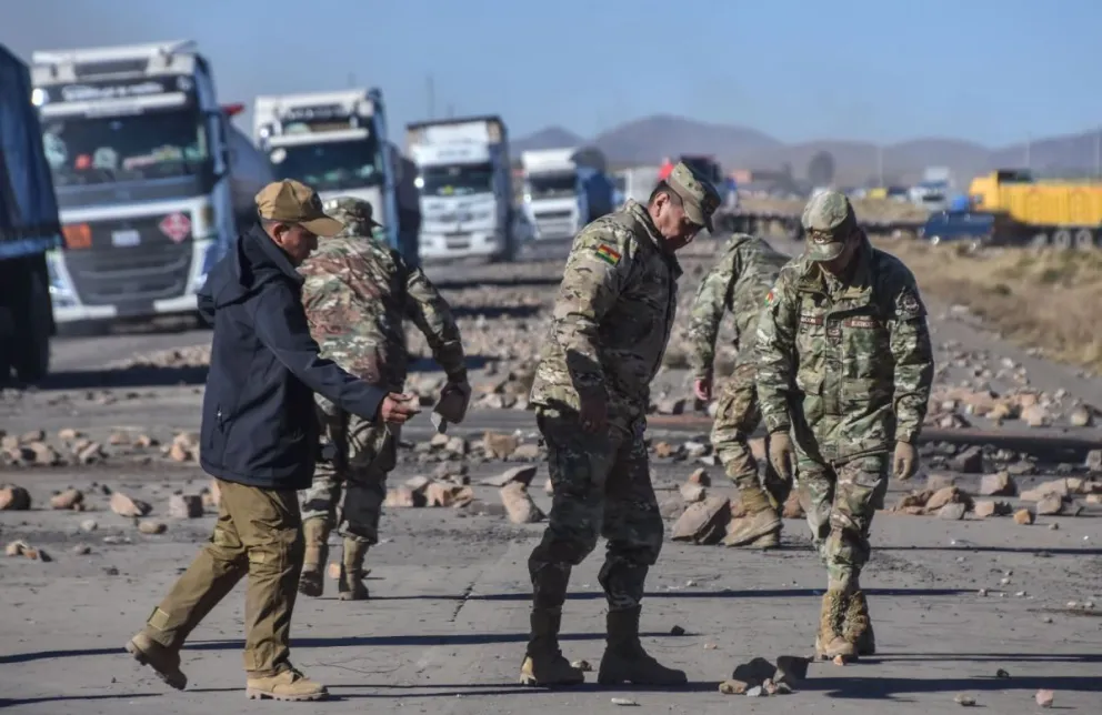 Militares desbloqueando un punto de bloqueo en el occidente de La Paz. Foto: Ministerio de DEfensa