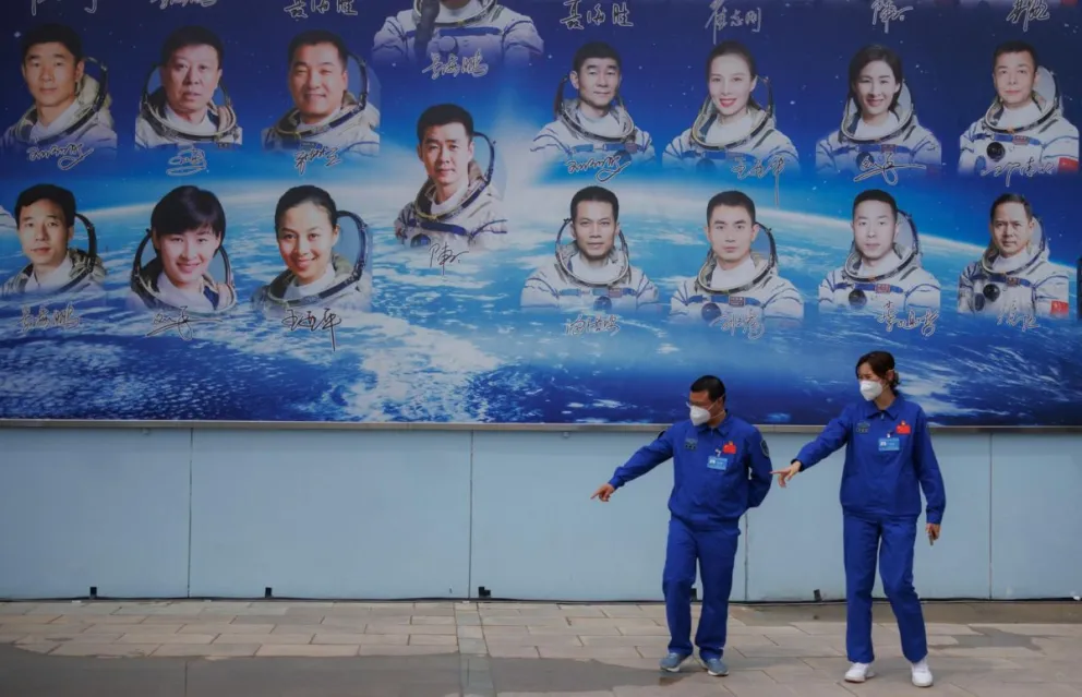 Miembros de la Agencia Espacial de China frente a un cartel después de una conferencia de prensa con astronautas, en Jiuquan, provincia de Gansu, China, el 29 de mayo de 2023. Foto: EFE 

