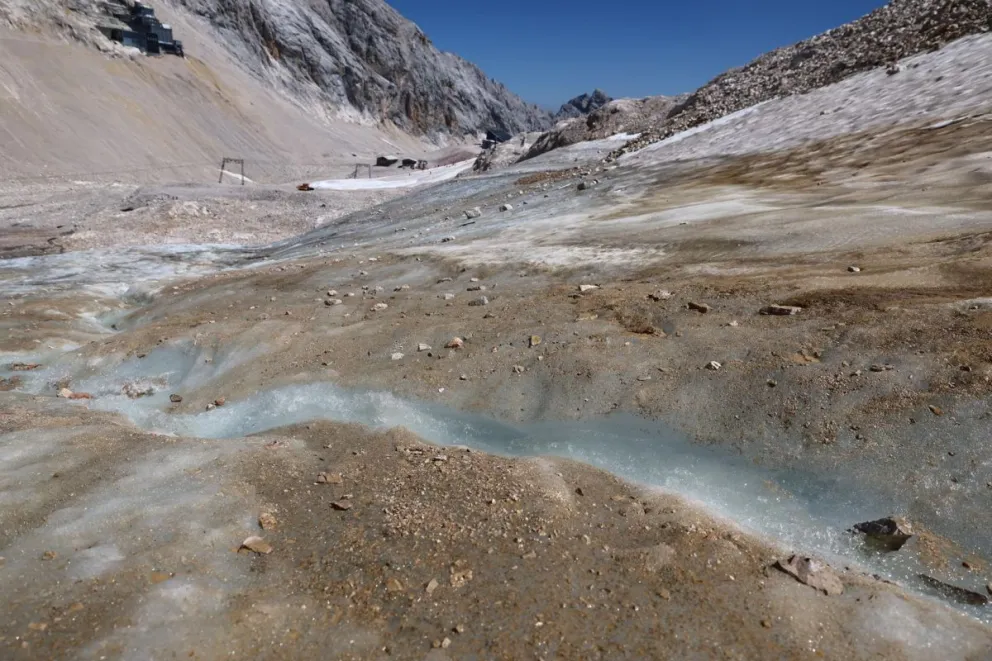 El agua fluye a medida que el hielo se derrite en el glaciar Schneeferner, bajo la montaña más alta de Alemania, la Zugspitze, cerca de Garmisch-Partenkirchen, en una imagen de archivo de agosto de 2025. Foto: EFE
