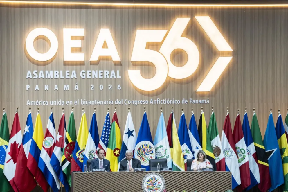El presidente de Panamá, José Raúl Mulino (2-i), el ministro de Relaciones Exteriores de Panamá, Javier Martínez-Acha Vásquez (i), y la secretaria General Adjunta de la OEA, Laura Gil, asisten a la 56 Asamblea General de la OEA, en Panamá. Foto: EFE 