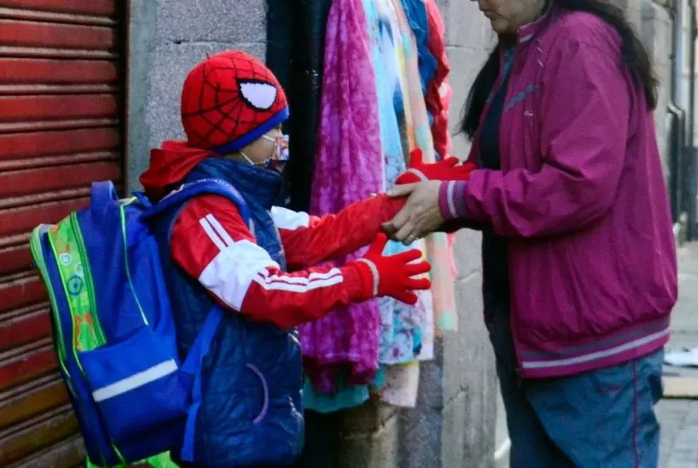 Un escolar abrigado antes de ingresar a su unidad educativa. Foto archivo