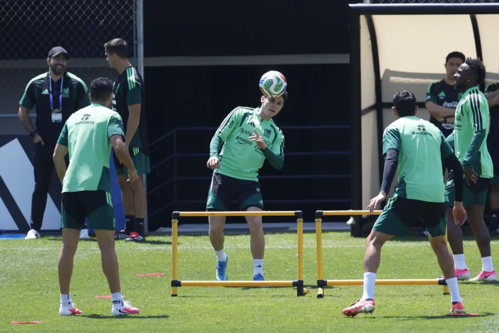 El defensa de la selección mexicana de fútbol Israel Reyes (2-i), durante el entrenamiento celebrado en Guadalajara. Foto: EFE