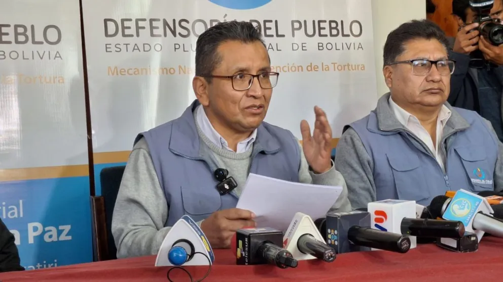 El defensor del Pueblo, Pedro Callisaya (c), da cuenta del informe de los dos días de estado de excepción. Foto: Visión 360 