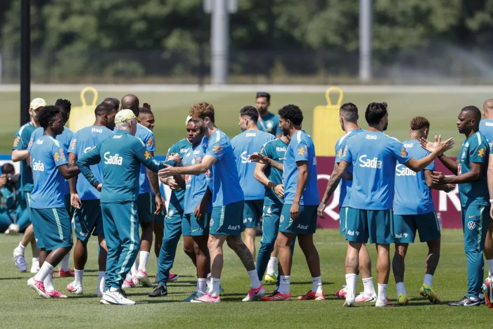 Brasil cierra esta tarde la fase de grupos y quiere hacerlo como líder. Foto: EFE