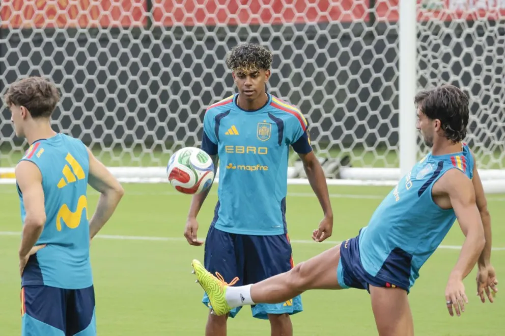 Lamine Yamal (centro) y sus compañeros durante el entrenamiento de este martes. Foto: EFE