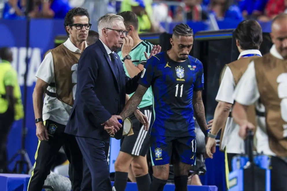 Carlo Ancelotti (izq.) consuela a Raphinha, tras salir lesionado en el partido ante Haiti. Foto: EFE.