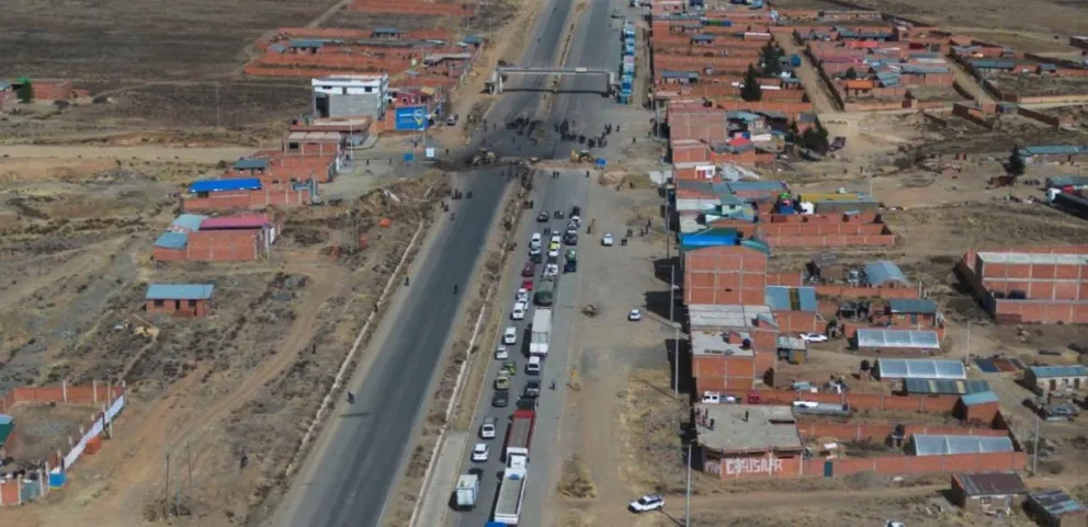 Camiones varados en las carreteras llegaron a Cochabamba después de semanas. Foto: APG