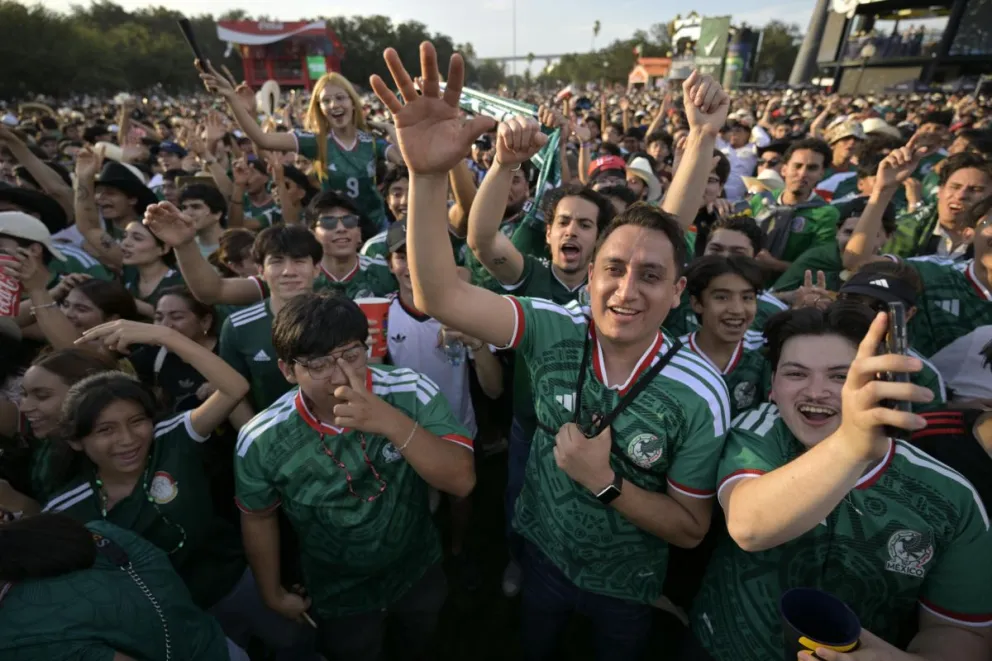 Hinchas mexicanos alientan a su selección en un partido anterior. Foto: EFE