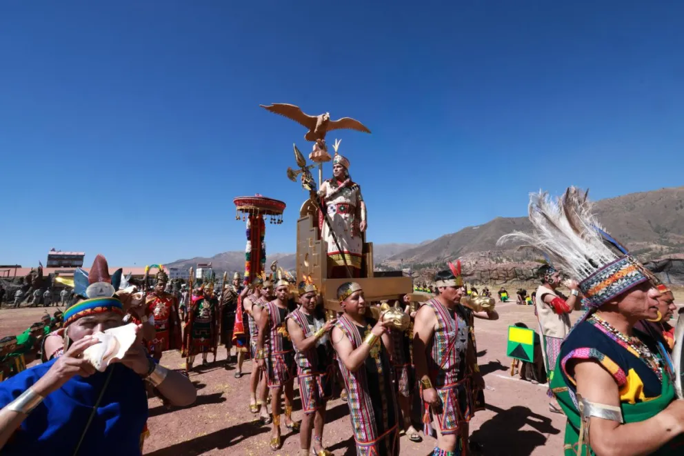Personas participan en la obra musical 'Llactaman Kutiriq Raymi 2026', en Cusco (Perú). Foto: EFE