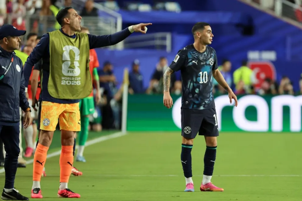 El paraguayo Miguel Almirón (der.) después de recibir la roja en el partido con Turquía. Foto: EFE