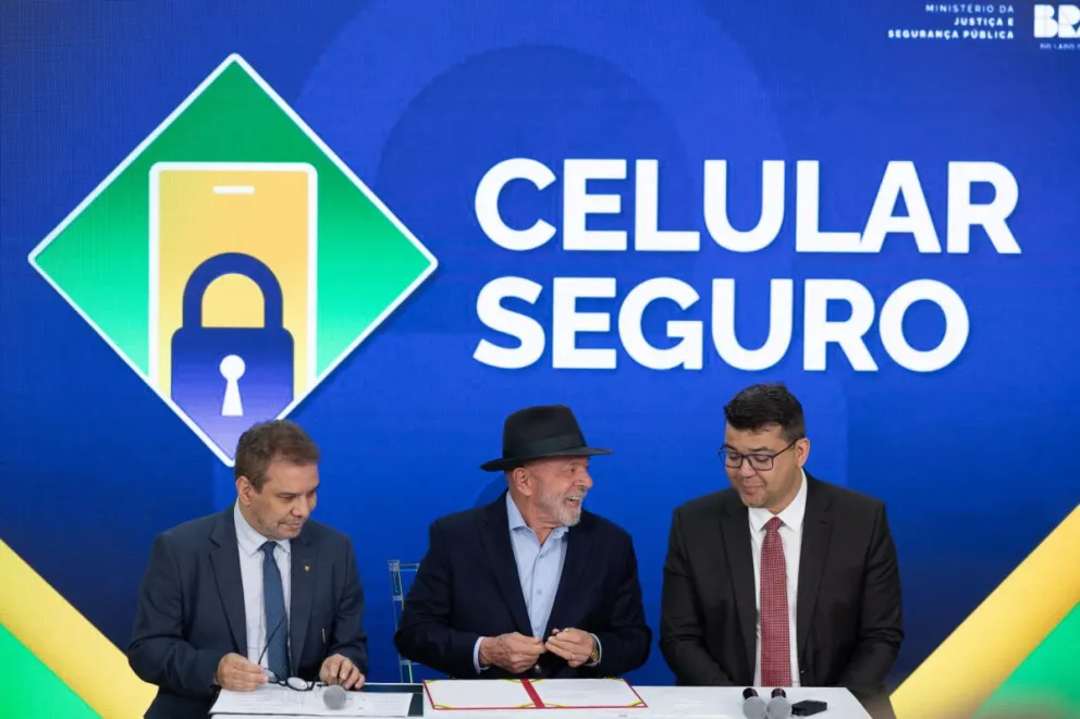El presidente de Brasil, Luiz Inácio Lula da Silva (c), habla durante el lanzamiento de la nueva fase del Programa Nacional Celular Seguro este martes, en la Base Aérea de Guarulhos (Brasil). Foto: EFE