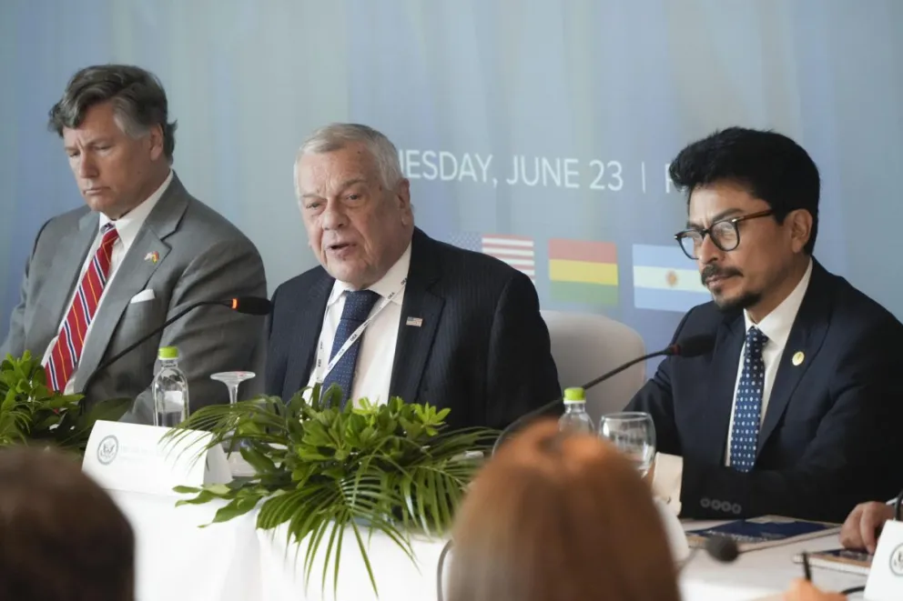 Autoridades en la reunión paralela con integrantes de la Organización de Estados Americanos (OEA) para atender la crisis de Bolivia. EFE