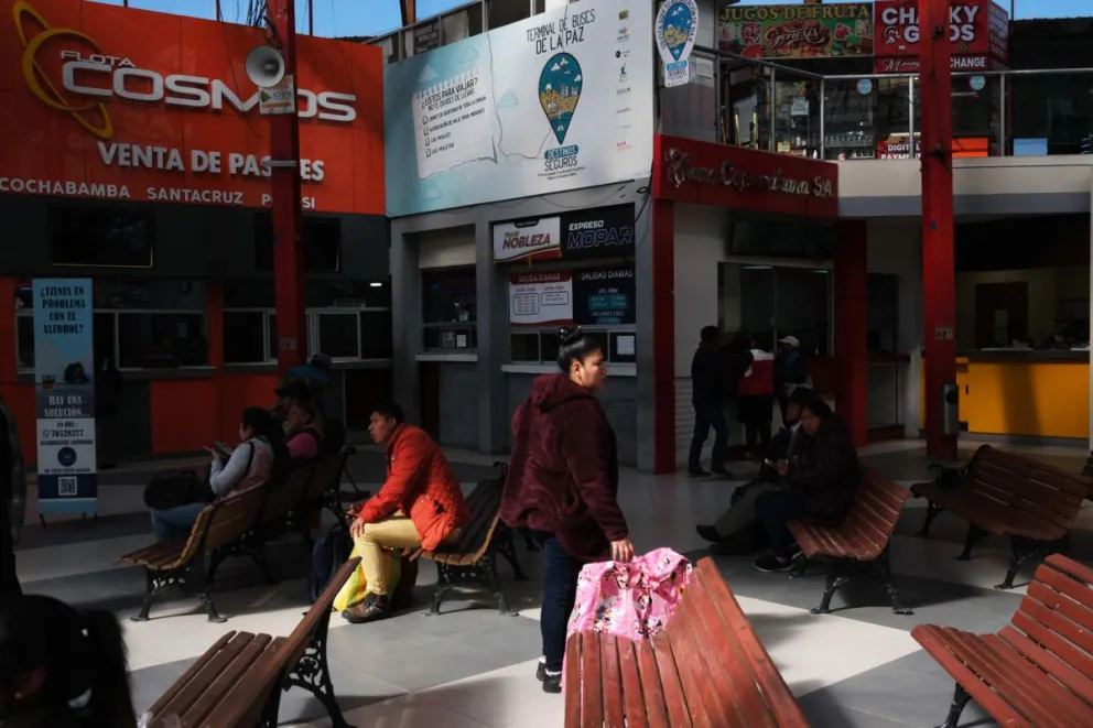 Personas caminan en el terminal de buses este martes, en La Paz (Bolivia). El presidente de Bolivia, Rodrigo Paz, sostuvo que el bloqueo de carreteras "ha sido derrotado" y que el estado de excepción decretado el sábado continuará. EFE