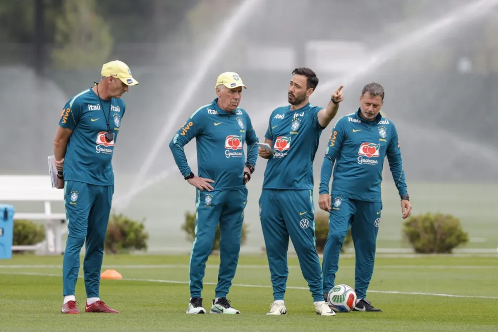 Carlo Ancelotti (centro), junto a su cuerpo técnico. Foto: EFE.