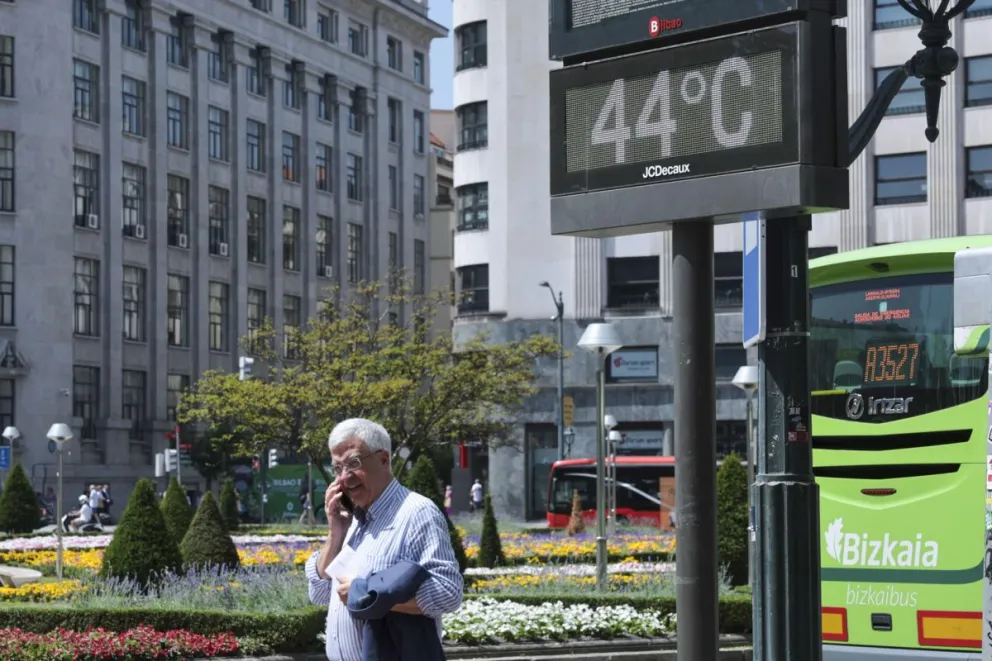 Un termómetro marca 44 º C este miércoles en Bilbao. Foto: EFE