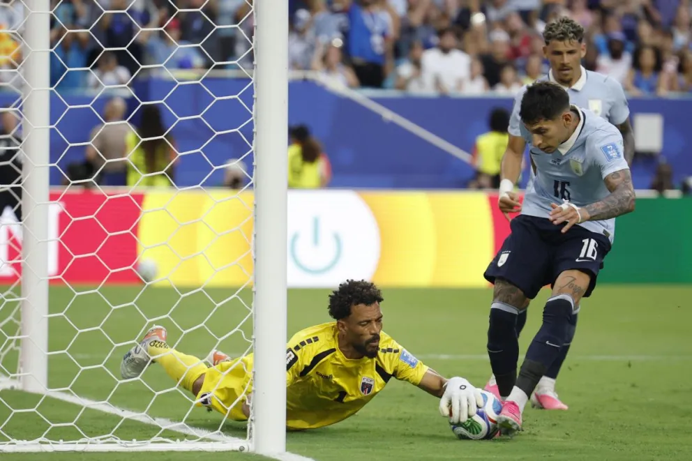 Mathías Olivera (d) de Uruguay disputa el balón con Vozinha de Cabo Verde. Foto: EFE