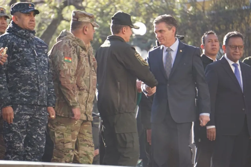 El presidente Rodrigo Paz saluda al comandante de la Policía, Mirko Sokol. Foto: APG