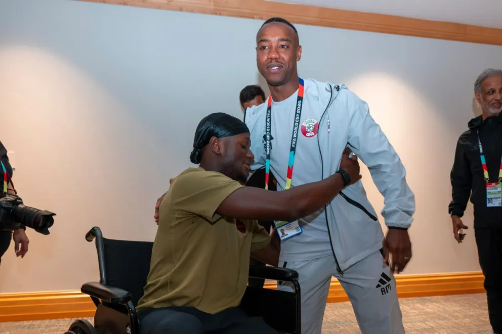 El futbolista lesionado (ia), Ismaël Koné, abraza al jugador catarí que lo lesionó, Asim Madibo. fOTO:EFE