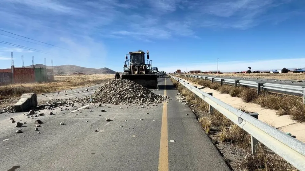 La Administradora Boliviana de Carreteras (ABC) limpia las vías en la carretera La Paz - Oruro. Foto: ABC