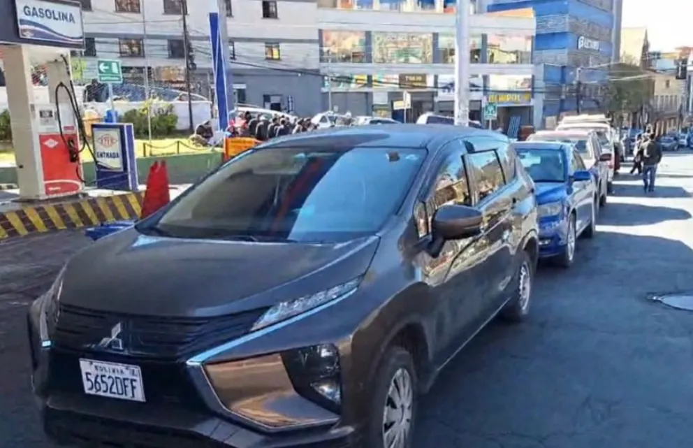Vehículos en largas filas a la espera de cargar combustible. Foto: Captura de imagen